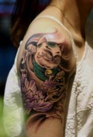 Image de tatouage de chat porte-bonheur fleur couleur pivoine