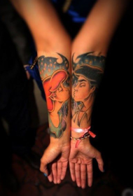 Couple de combinaison de dessin animé bras embrassant motif de tatouage