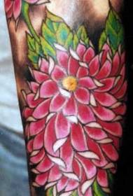 Bonita tatuaxe de flores de cor rosa no brazo