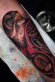 Old school geschilderd adelaar en insect arm tattoo patroon