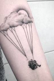Juodų ir baltų debesų parašiuto tatuiruotės modelis, unikaliai sukurtas su rankomis