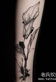 Klein arm spatlyn swartgrys blomme tatoo patroon