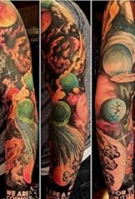 Quadres de tatuatges còsmics pintats al braç amb elements geomètrics