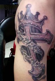 Arm gut aussehend Kreuz Krone Tattoo