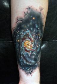 Brazo ciencia estilo colorido espacio tatuaje patrón