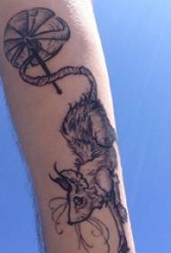Tatu lengan pada warna hitam dan putih gaya tatu tetikus tatu haiwan gambar