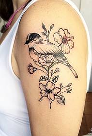 महिला मोठ्या सशस्त्र पक्षी लहान ताज्या फुलांचा टॅटू नमुना