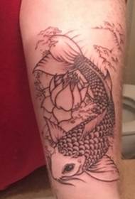 Zwart-witte inktvis tattoo lijn foto op arm