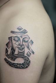 un tatuaggio sanscrito personalizzato sulla parte superiore del braccio