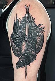 Мужская татуировка с изображением большой вороны