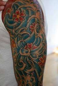 붉은 꽃과 푸른 스프레이 팔 문신 패턴