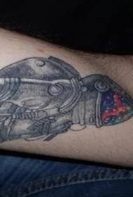 tatuazh i planetit hapësirës spaceman në krah