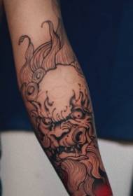 Padrão de tatuagem de leão preto e branco de braço tradicional antigo