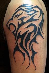 Tatuagem de totem de leão bonito no braço grande