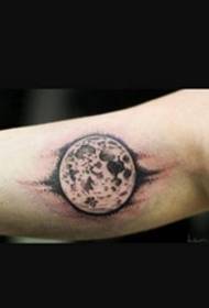 Crno-bijela tetovaža na ruci tetovaže savjeti tetovaža mjesec slika