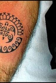 Tartaruga tribale sul braccio e piccolo motivo a tatuaggio ondulato