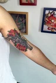 Arm pistool rose geschilderd tattoo patroon