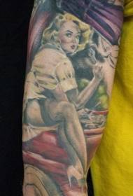 Blondinė mergaitė ir automobilio tatuiruotė ant rankos