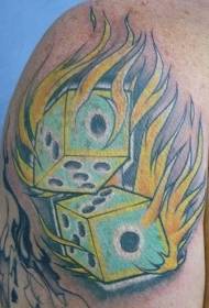 Patrón de tatuaje de brazo de dados de llama coloreada
