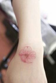 Iphethini encinci entsha kunye enhle petal tattoo