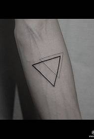 Линија трокута мале руке која краси геометријски узорак тетоваже