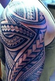 Muški super zgodan cvjetni krak plemena totem tetovaža uzorak