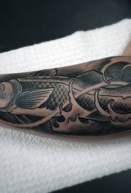 Чорно-біла велика риба татуювання візерунок на руці