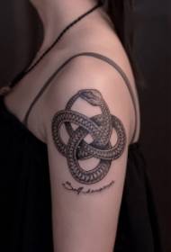Modello di tatuaggio serpente in via di estinzione del braccio