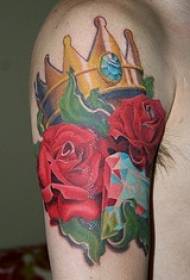 Grande tatuaggio a forma di corona con diamante dorato e rosa