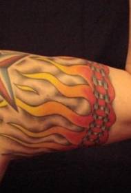 Vlam- en ster-tatoeëringpatroon op die arm