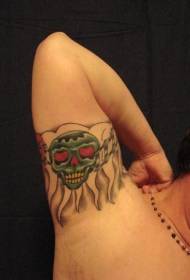 Tatuaje de cráneo verde no interior do brazo grande