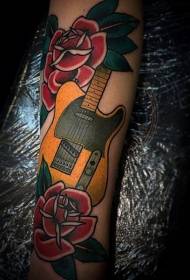 Chitarra disegnata a mano colorata vecchia scuola con motivo a tatuaggio floreale