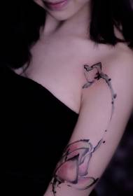 Meisjesarm inkt lotus tatoeëringspatroon