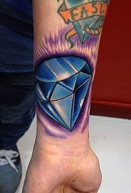 un tatuaggio diamante super flash sul polso