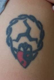 Besoaren bihotzaren forma eta logotipoaren tatuaje eredua