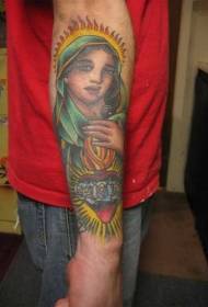 聖母マリアと聖心のタトゥーパターンを描いた腕