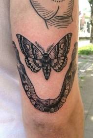 मानव ठोड़ी टैटू पैटर्न के साथ अद्भुत काले और सफेद कांटा तितली