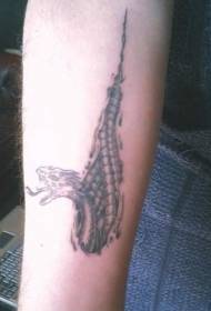 Crno-bijeli uzorak tetovaža zmija na ruku