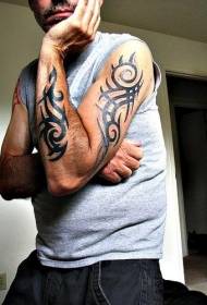 Patró de tatuatge de totem tribal de braç masculí