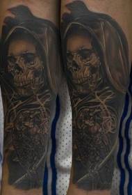 I-realistic skull emnyama ne-crow arm tattoo iphethini