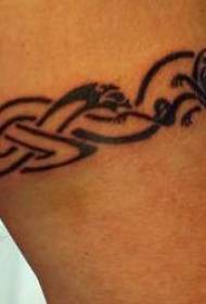 Motif de tatouage bras brassard motif celtique