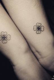 Двојки раце мали свежи четири-лисја детелина шема на тетоважа