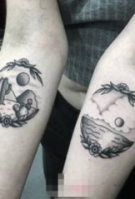 Braccio in bianco e nero stile grigio spina materiale vegetale fiore paesaggio tatuaggio immagine