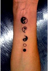 Arm dema uye chena yin uye yang chiratidzo tattoo maitiro