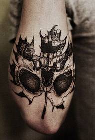Tatuaggio foglia unico sul braccio