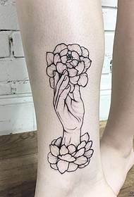 Patrón de tatuaje de línea de mano de flores de brazo pequeño europeo y americano