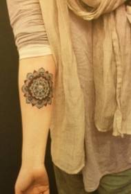 Padrão de tatuagem de baunilha braço feminino