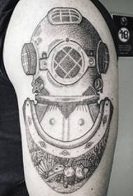 Brazos masculinos Tatuaje xeométrico gris gris Consellos de picadura Casco de mergullo Casco de tatuaxe