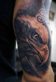 Pola lengan tato kepala elang hitam