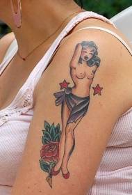 I-Bulging nude yabasetyhini kunye nephethini ye tattoo